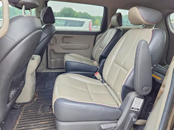 2016 KIA SEDONA LX - Middle-low