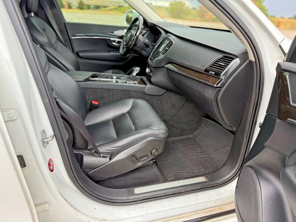 2018 VOLVO XC90 Momentum
