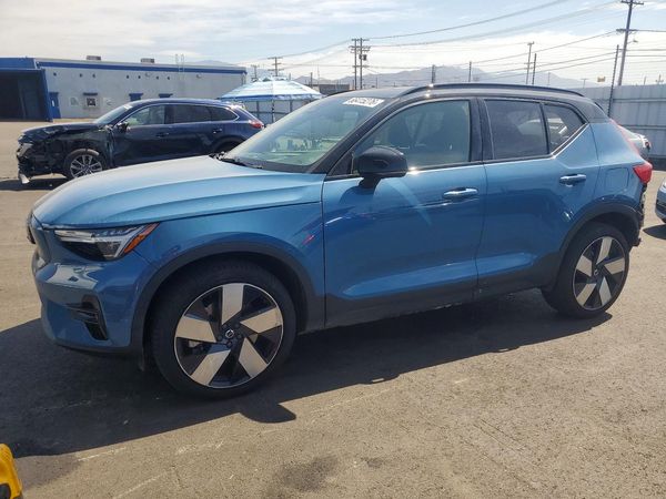 2024 VOLVO XC40