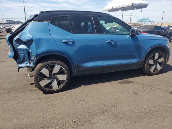 2024 VOLVO XC40