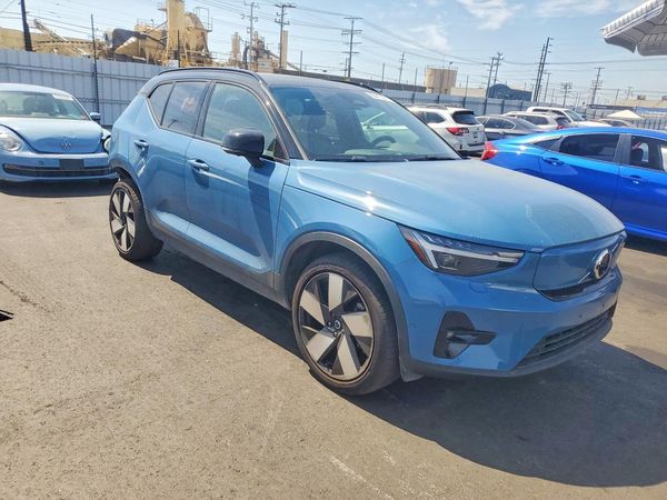 2024 VOLVO XC40