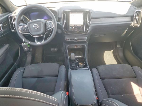 2024 VOLVO XC40