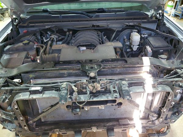2018 CHEVROLET SILVERADO LT — Engine bay
