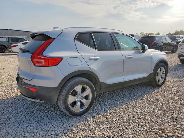 2022 VOLVO XC40