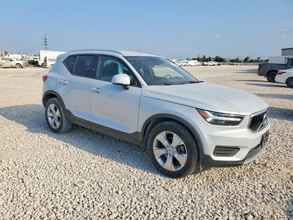 2022 VOLVO XC40