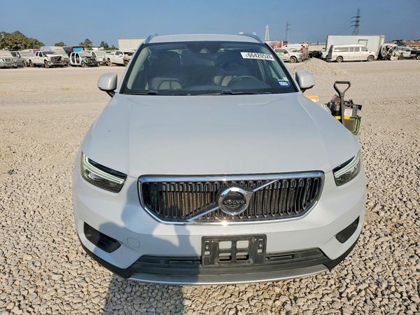 2022 VOLVO XC40
