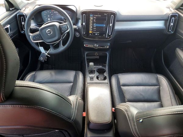 2022 VOLVO XC40