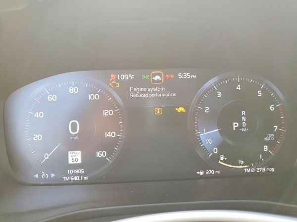 2022 VOLVO XC40