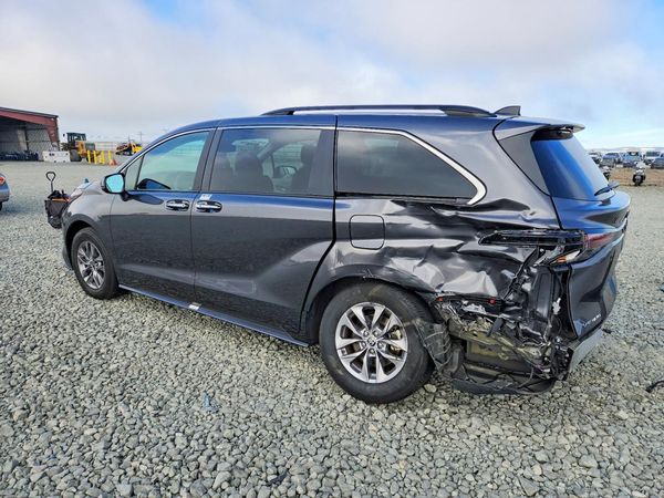 2025 TOYOTA SIENNA XLE