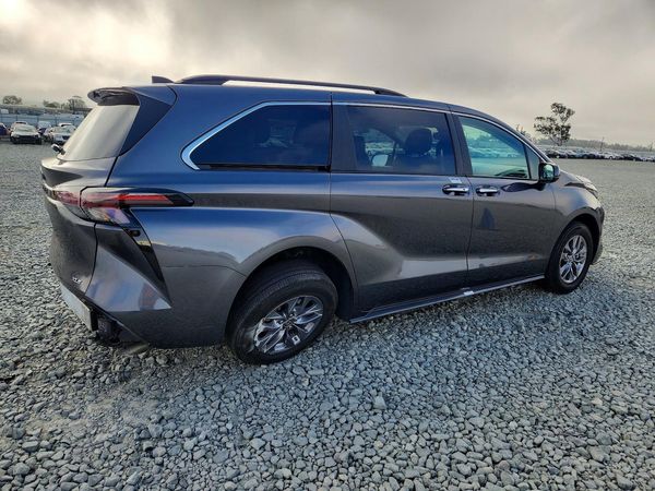 2025 TOYOTA SIENNA XLE
