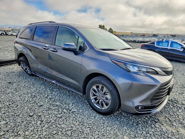 2025 TOYOTA SIENNA XLE