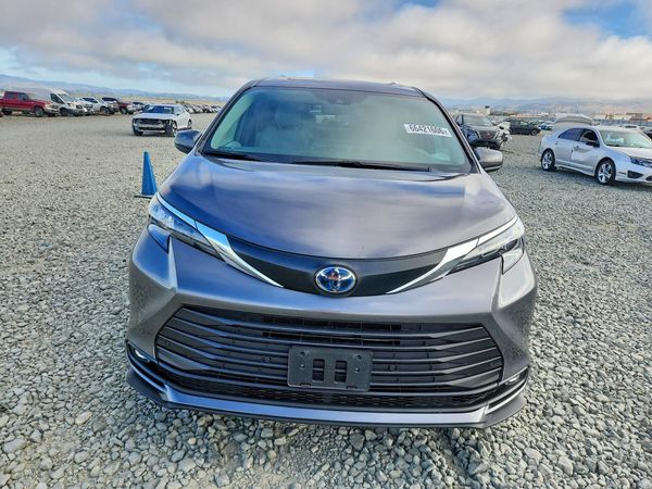 2025 TOYOTA SIENNA XLE