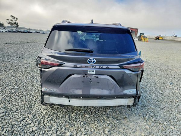 2025 TOYOTA SIENNA XLE