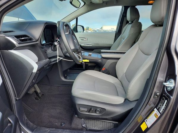 2025 TOYOTA SIENNA XLE