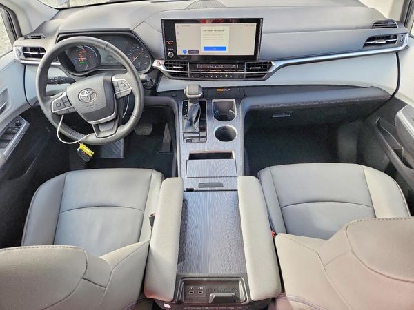 2025 TOYOTA SIENNA XLE