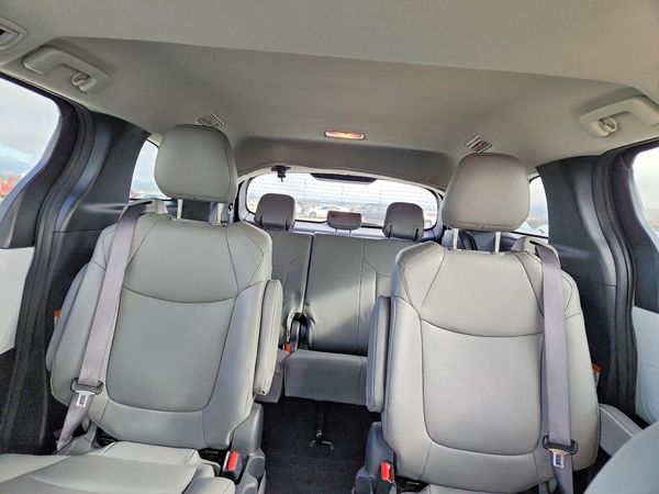 2025 TOYOTA SIENNA XLE