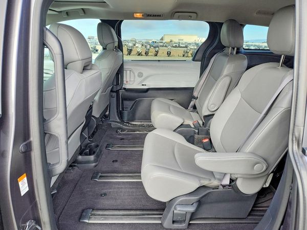 2025 TOYOTA SIENNA XLE