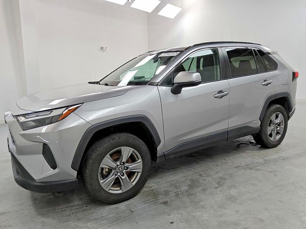 2022 TOYOTA RAV4 XLE — Front 3/4