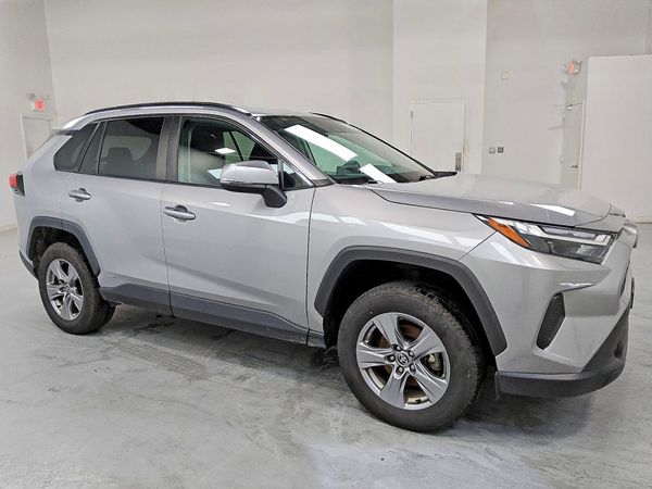 2022 TOYOTA RAV4 XLE — Passenger 3/4
