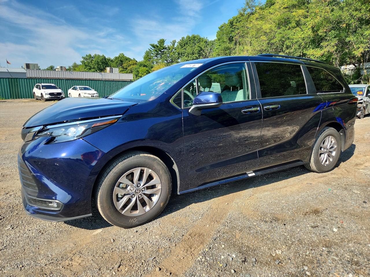 2026 TOYOTA SIENNA XLE