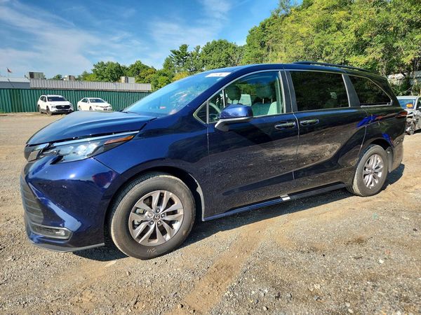 2026 TOYOTA SIENNA XLE