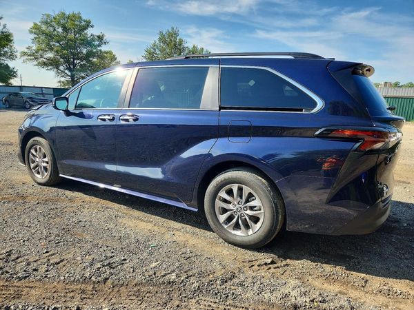 2026 TOYOTA SIENNA XLE