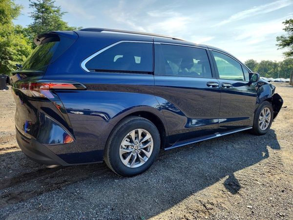 2026 TOYOTA SIENNA XLE