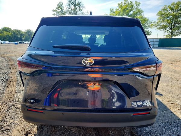 2026 TOYOTA SIENNA XLE