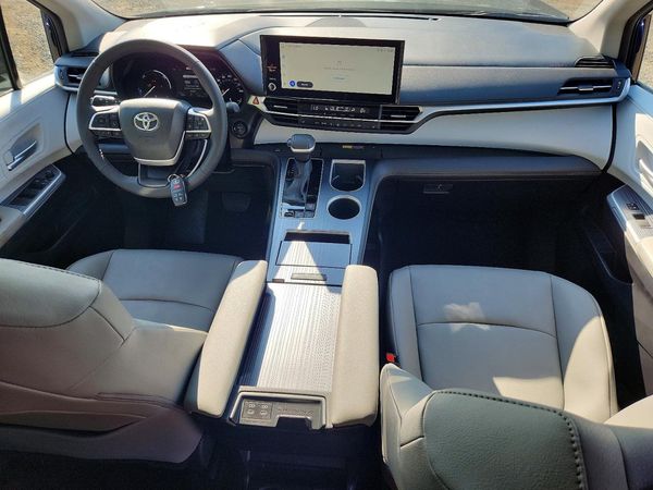 2026 TOYOTA SIENNA XLE