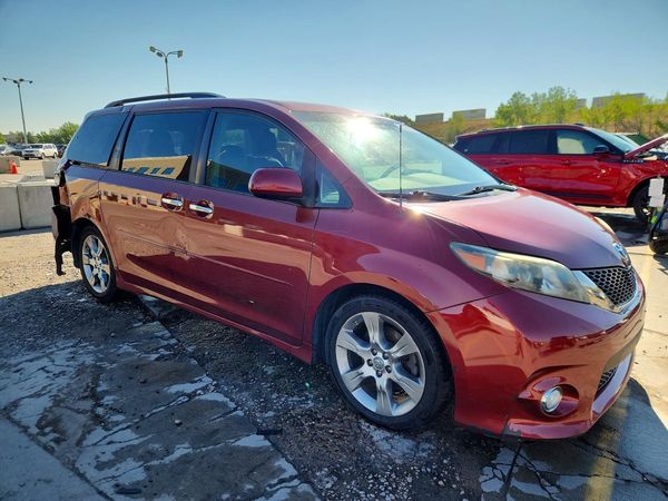 2013 TOYOTA SIENNA