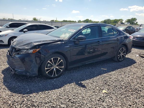 2020 TOYOTA CAMRY XLE