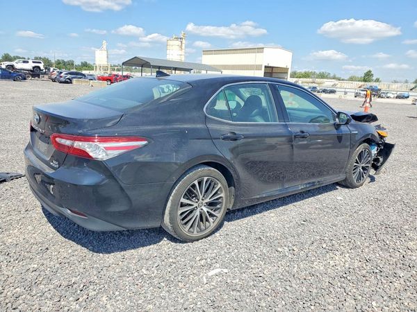 2020 TOYOTA CAMRY XLE