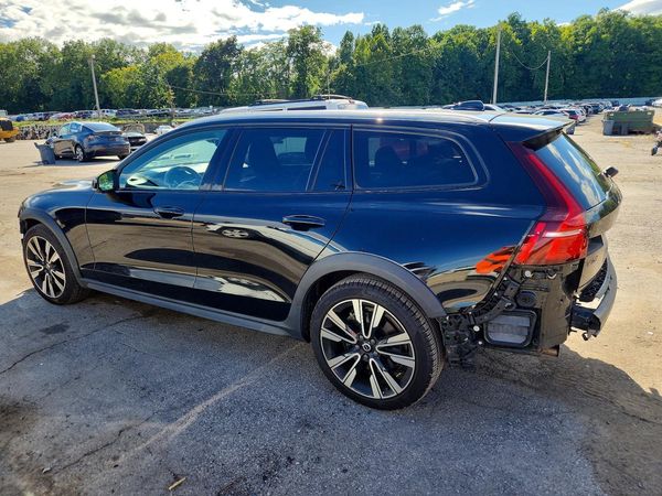 2022 VOLVO V60 CROSS COUNTRY Momentum (excl S60)