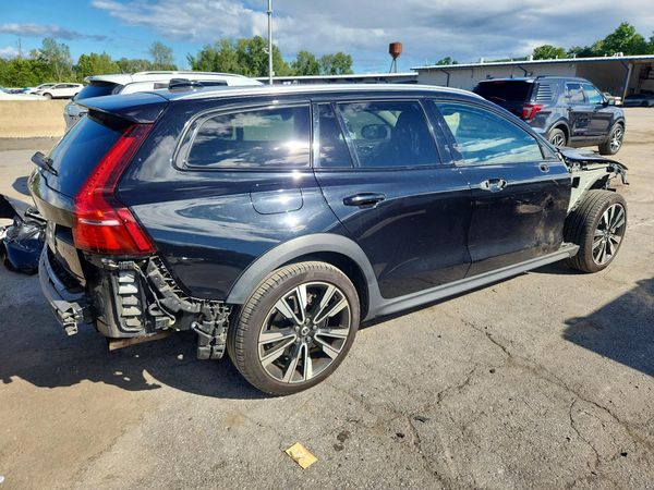 2022 VOLVO V60 CROSS COUNTRY Momentum (excl S60)