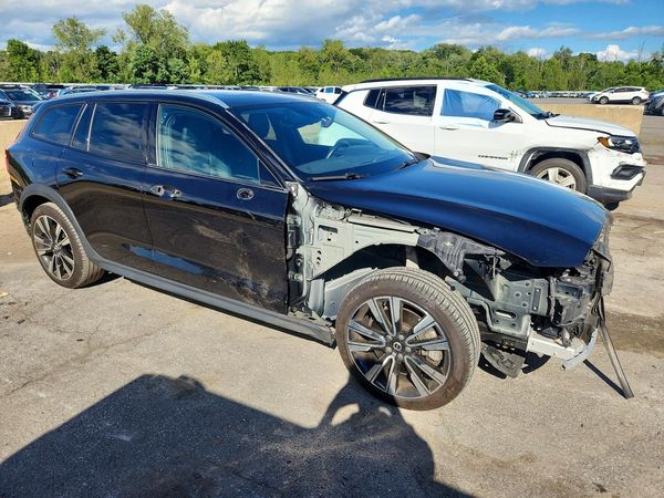 2022 VOLVO V60 CROSS COUNTRY Momentum (excl S60)