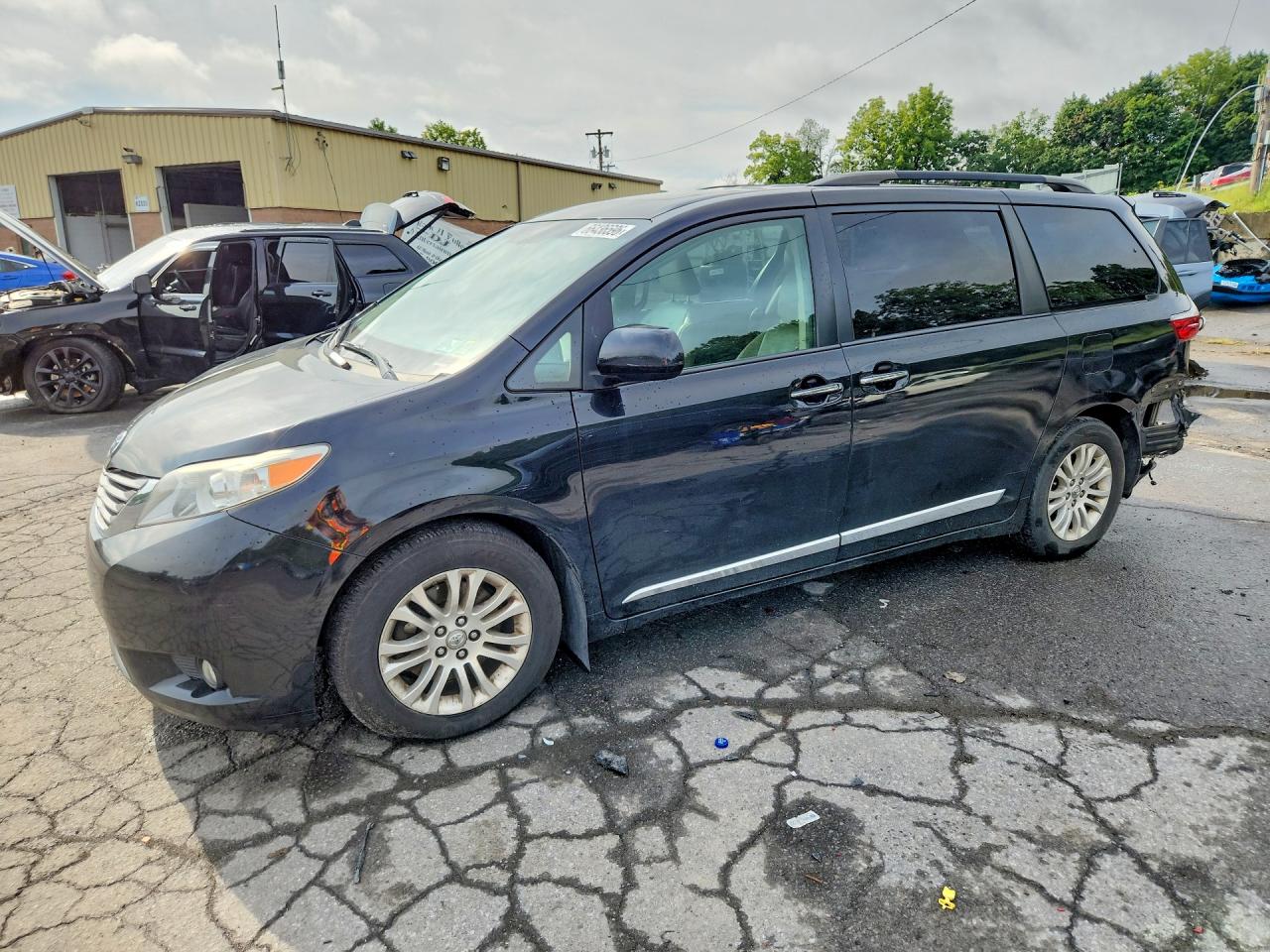 2017 TOYOTA SIENNA