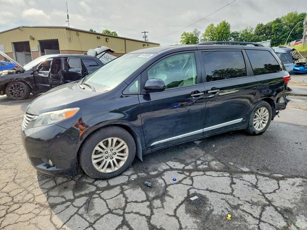 2017 TOYOTA SIENNA