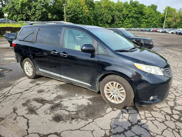 2017 TOYOTA SIENNA