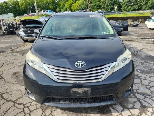 2017 TOYOTA SIENNA