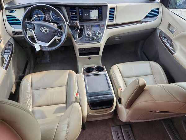 2017 TOYOTA SIENNA