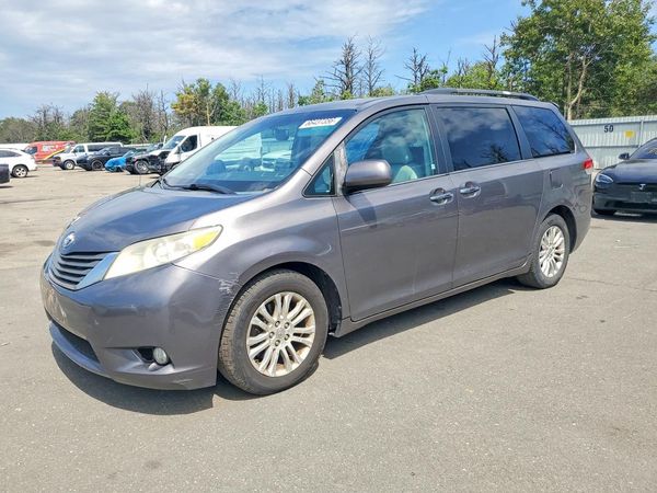 2013 TOYOTA SIENNA
