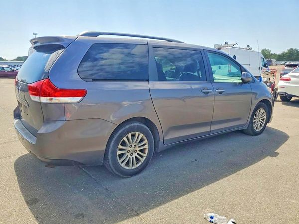 2013 TOYOTA SIENNA