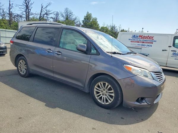 2013 TOYOTA SIENNA