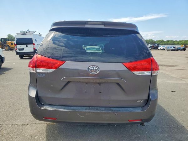 2013 TOYOTA SIENNA