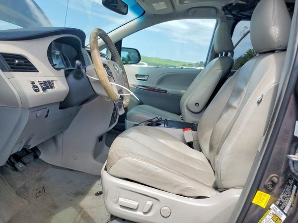 2013 TOYOTA SIENNA