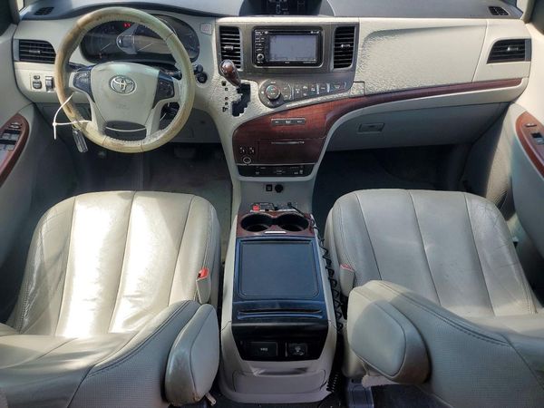2013 TOYOTA SIENNA