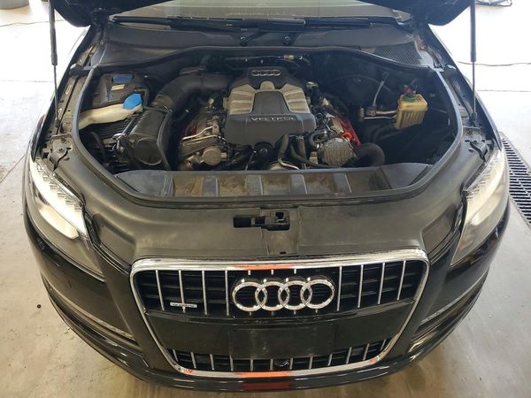 2013 AUDI Q7 Premium Plus — Engine bay