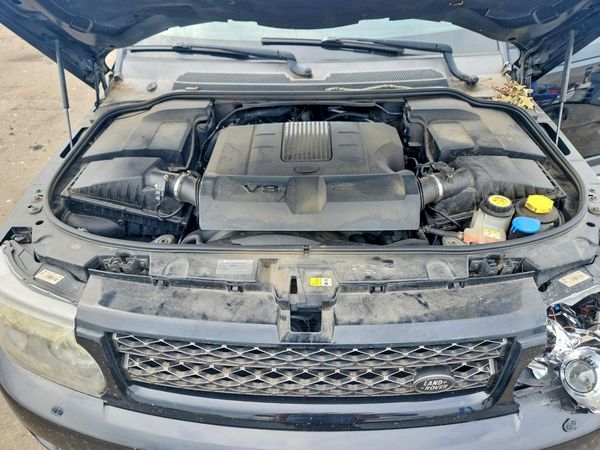 2013 LAND ROVER RANGEROVER HSE — Engine bay