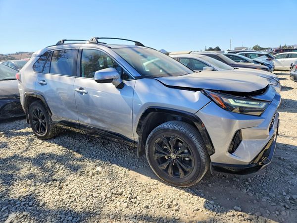 2022 TOYOTA RAV4 SE — Passenger 3/4