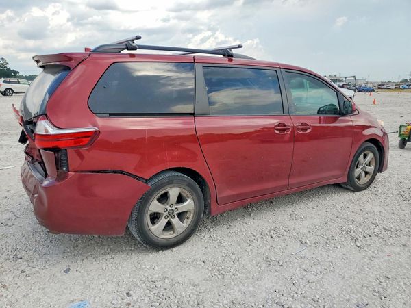 2018 TOYOTA SIENNA LE